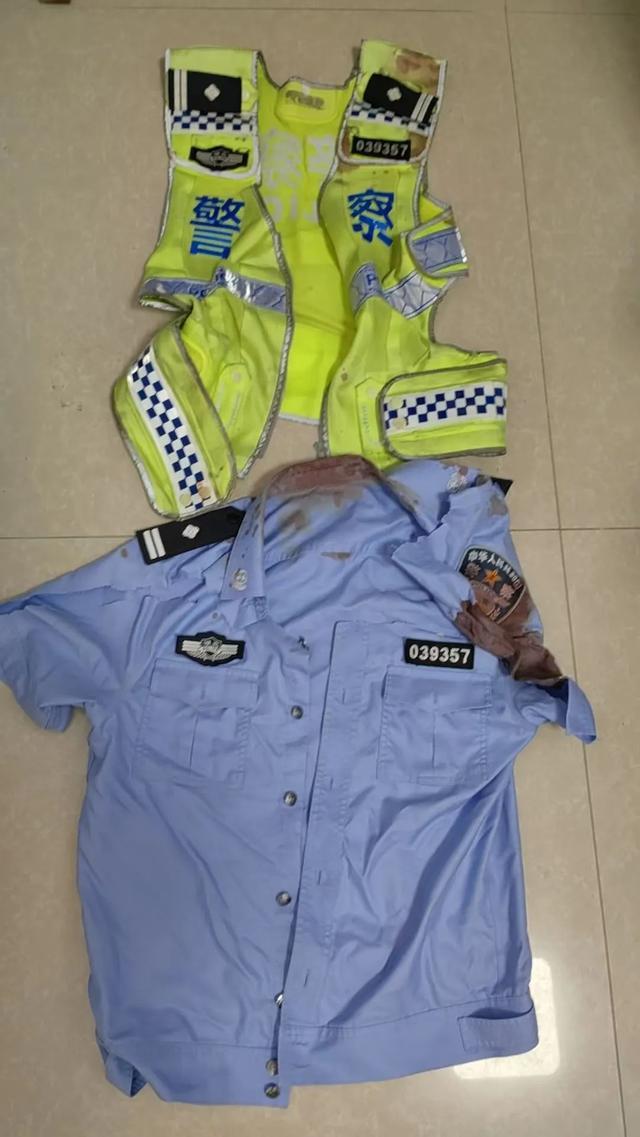 为保护群众挺身拦截冲卡轿车的交警蒋仲超不幸牺牲 为保护群众挺身拦截冲卡轿车的交警蒋仲超不幸牺牲