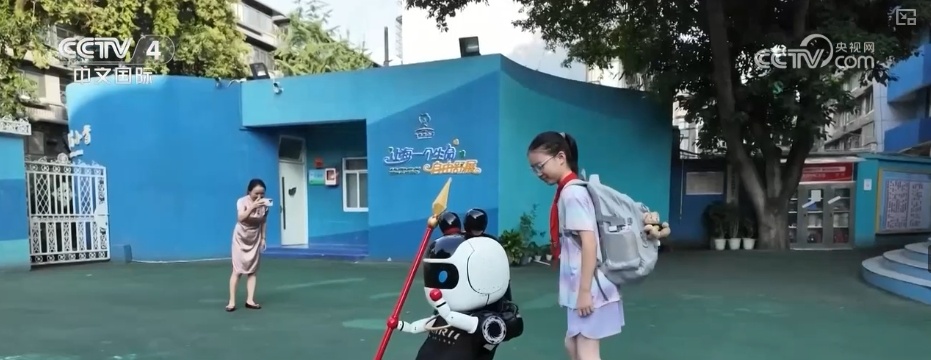 从“小突破”到“大布局” 人形机器人展示场景朝向“实用化工具”加速跑 从“小突破”到“大布局” 人形机器人展示场景朝向“实用化工具”加速跑