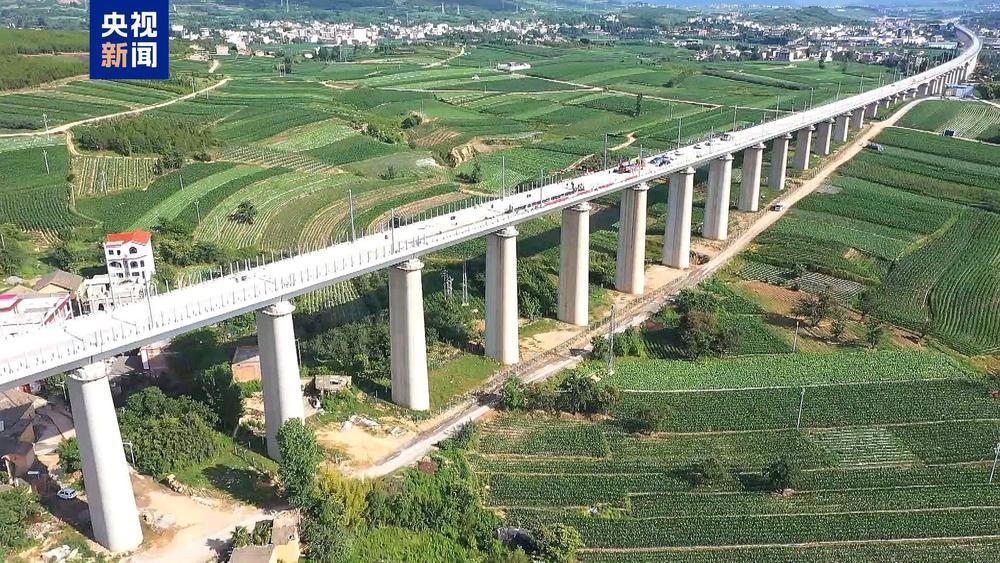 施工加速度 渝昆高铁云南段进入无砟轨道施工阶段 施工加速度 渝昆高铁云南段进入无砟轨道施工阶段