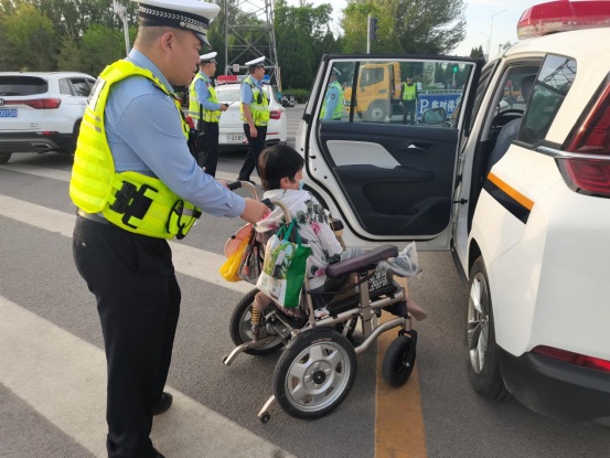 轮椅没电被困路边 交警暖心护送！
