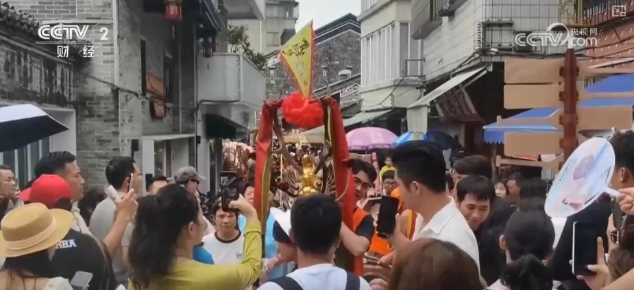 古老习俗“活”起来、“避暑+探险”“火”起来 暑期文旅热力全开 古老习俗“活”起来、“避暑+探险”“火”起来 暑期文旅热力全开