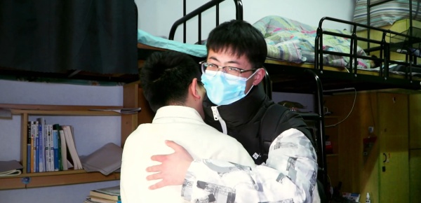 马云龙,大三时确诊白血病!今年,“以优异成绩毕业”→ 马云龙,大三时确诊白血病!今年,“以优异成绩毕业”→