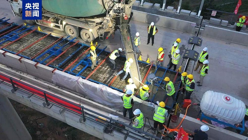 施工加速度 渝昆高铁云南段进入无砟轨道施工阶段 施工加速度 渝昆高铁云南段进入无砟轨道施工阶段