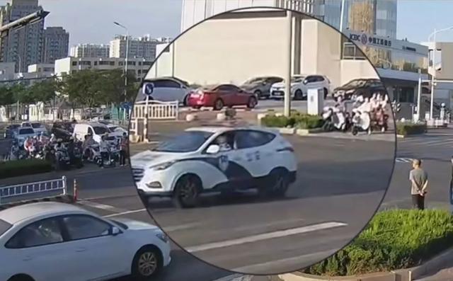“孩子摔着头了,爸妈还没下班!”大爷拦警车,接下来一幕太暖 “孩子摔着头了,爸妈还没下班!”大爷拦警车,接下来一幕太暖