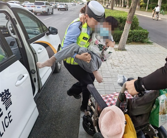 轮椅没电被困路边 交警暖心护送！