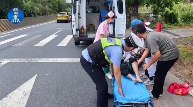 太心急还是太蛮横?左右都有车,竟还硬挤超车! 太心急还是太蛮横?左右都有车,竟还硬挤超车!