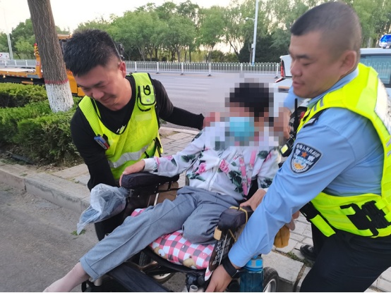 轮椅没电被困路边 交警暖心护送！