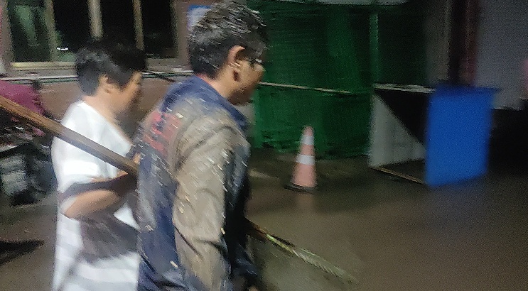 家养“在逃鸭子”引女子一头钻进“地下”?全村出动…… 家养“在逃鸭子”引女子一头钻进“地下”?全村出动……