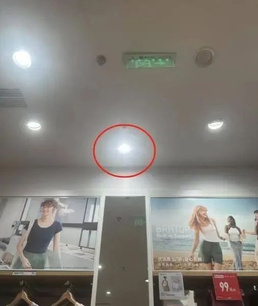 “优衣库镜子”冲上热搜,网友吐槽镜子有“美颜滤镜”,衣服色差大,店员回应 “优衣库镜子”冲上热搜,网友吐槽镜子有“美颜滤镜”,衣服色差大,店员回应