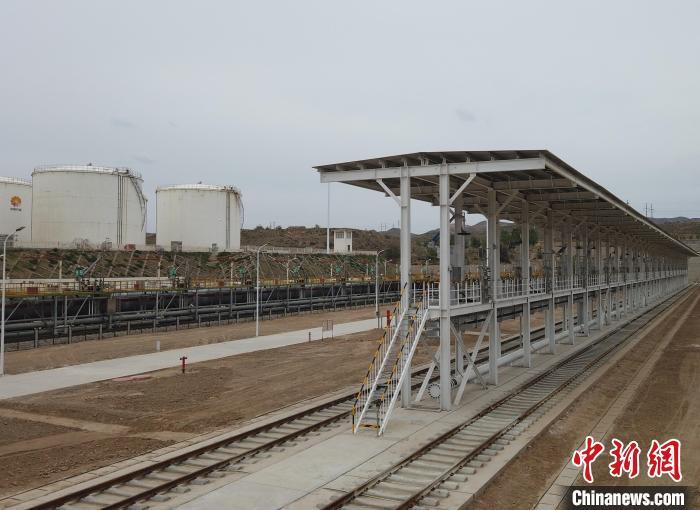 青藏高原首条航油铁路运输通道启用 青藏高原首条航油铁路运输通道启用