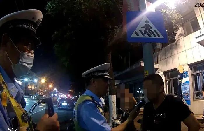 男子跟交警“躲猫猫” 被发现后企图再次逃跑