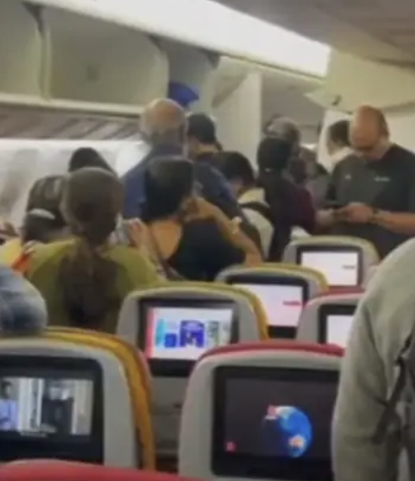 印度航空一航班出现引擎故障 乘客被迫下机 印度航空一航班出现引擎故障 乘客被迫下机