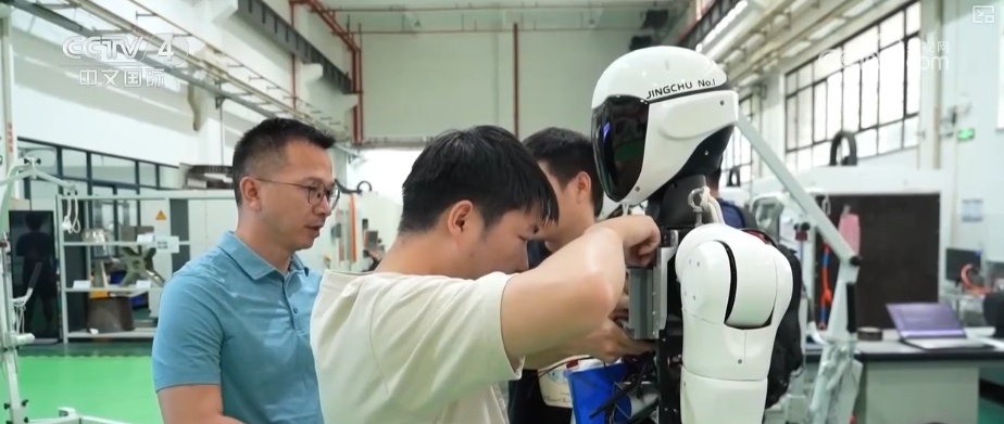 从“小突破”到“大布局” 人形机器人展示场景朝向“实用化工具”加速跑 从“小突破”到“大布局” 人形机器人展示场景朝向“实用化工具”加速跑