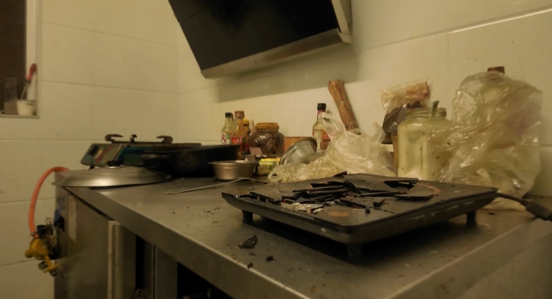 凌晨砸门换锁?30岁孙子讨要“彩礼”,7旬老人有家难回…… 凌晨砸门换锁?30岁孙子讨要“彩礼”,7旬老人有家难回……