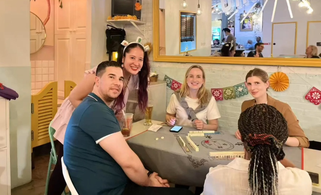 在上海,一群不懂中文的老外挤进麻将赛道,并彻底着迷!女演员一句话道出真谛→ 在上海,一群不懂中文的老外挤进麻将赛道,并彻底着迷!女演员一句话道出真谛→