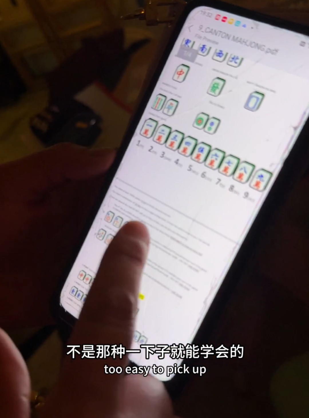 在上海,一群不懂中文的老外挤进麻将赛道,并彻底着迷!女演员一句话道出真谛→ 在上海,一群不懂中文的老外挤进麻将赛道,并彻底着迷!女演员一句话道出真谛→