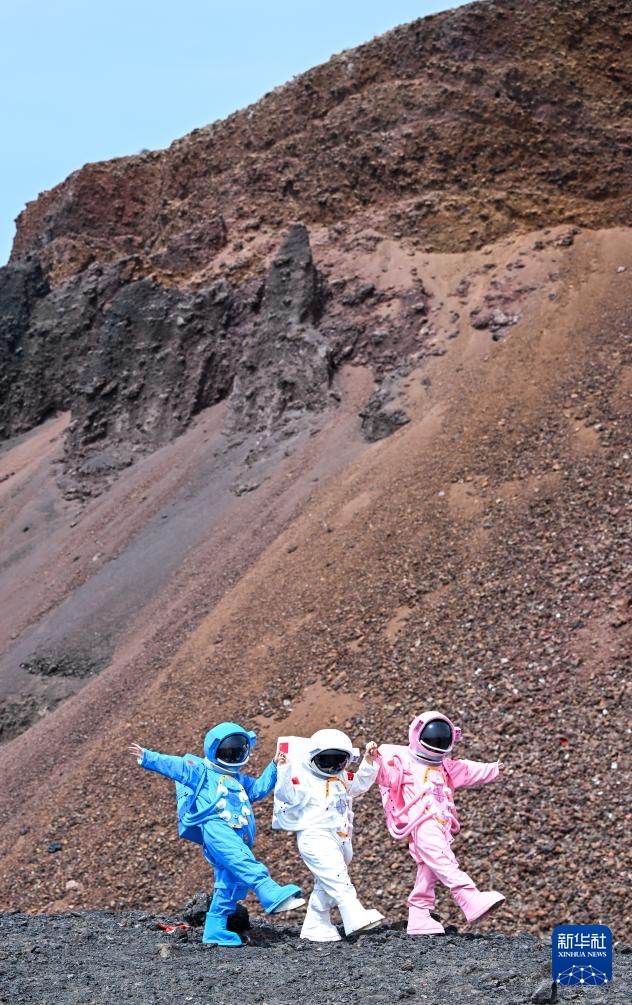 内蒙古乌兰察布：夏日火山引游人