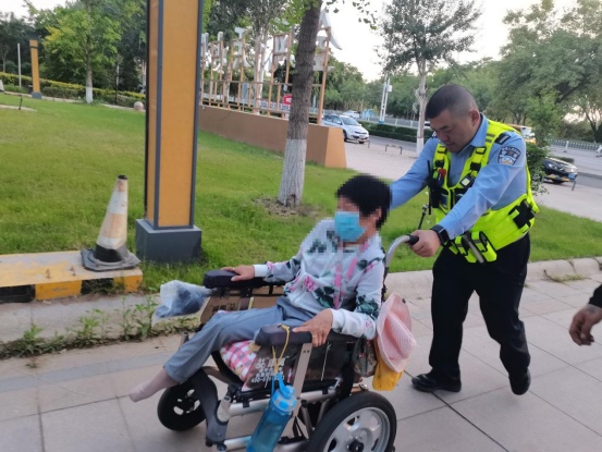轮椅没电被困路边 交警暖心护送！