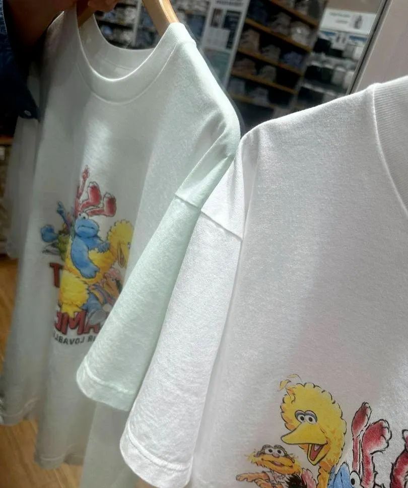 “优衣库镜子”冲上热搜,网友吐槽镜子有“美颜滤镜”,衣服色差大,店员回应 “优衣库镜子”冲上热搜,网友吐槽镜子有“美颜滤镜”,衣服色差大,店员回应