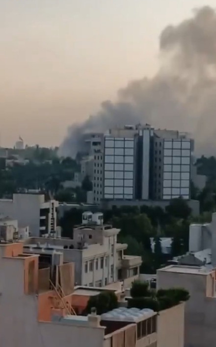 伊朗国家电视台大楼遭以色列袭击 电视直播中断 伊朗国家电视台大楼遭以色列袭击 电视直播中断