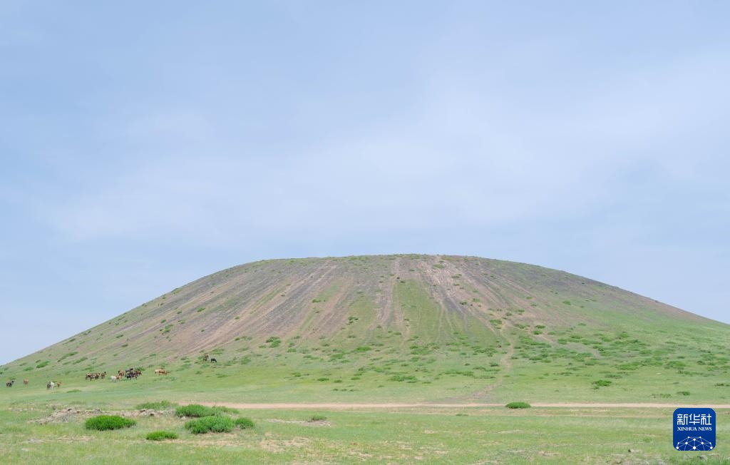 内蒙古乌兰察布：夏日火山引游人