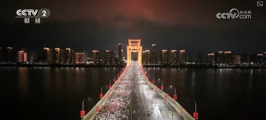 “八小时外”消费火热 夏日经济“夜动力”撬动消费“夜”态新引擎 “八小时外”消费火热 夏日经济“夜动力”撬动消费“夜”态新引擎