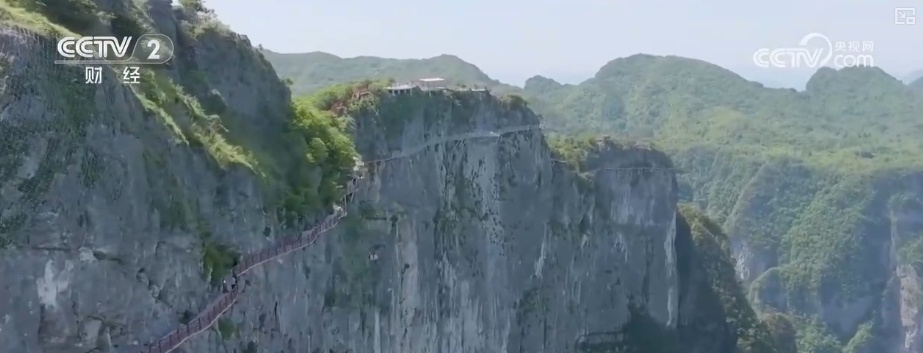 古老习俗“活”起来、“避暑+探险”“火”起来 暑期文旅热力全开 古老习俗“活”起来、“避暑+探险”“火”起来 暑期文旅热力全开