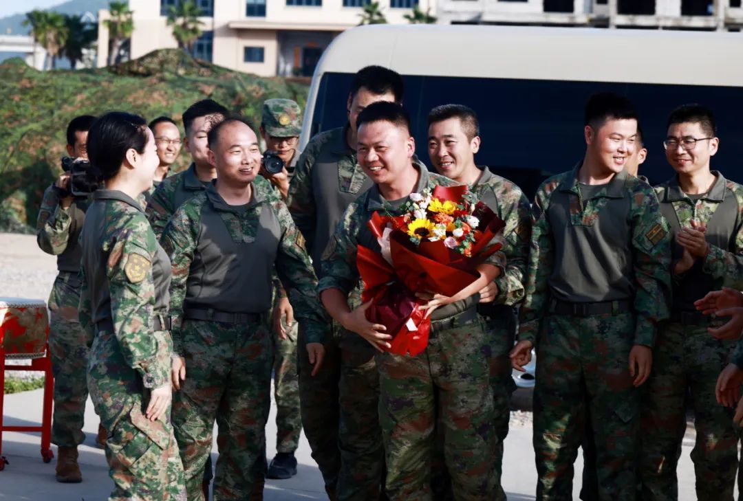 一人救五命的河南籍少校张伟,归队了! 一人救五命的河南籍少校张伟,归队了!