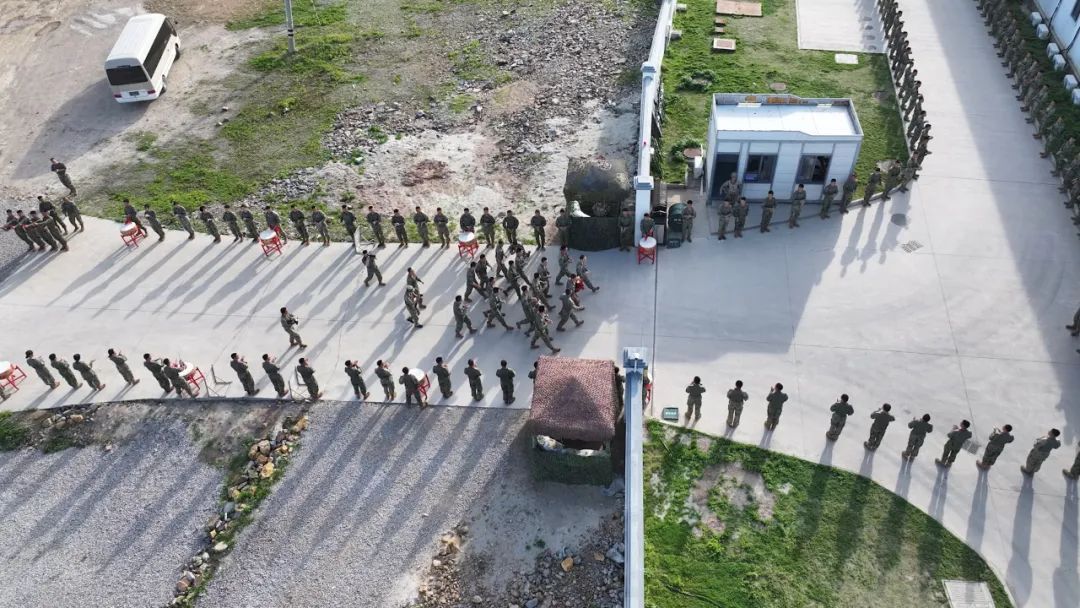 救人英雄张伟归队! 救人英雄张伟归队!