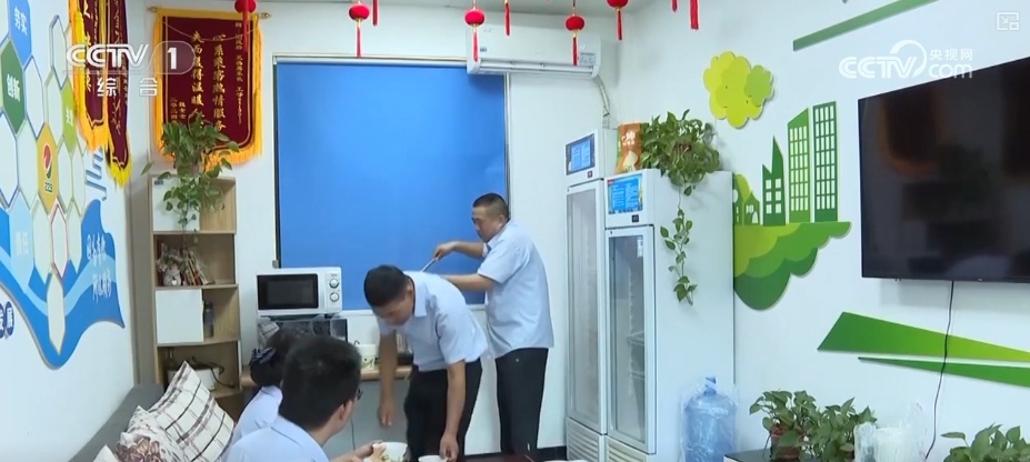 打造“新就业群体”友好镇街 多样化“防暑套餐”服务应对高温“烤”验 打造“新就业群体”友好镇街 多样化“防暑套餐”服务应对高温“烤”验