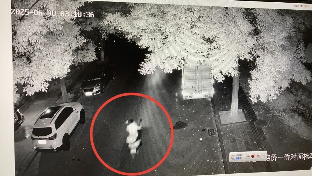 男子疯狂作案40余起,专偷公厕门窗…… 男子疯狂作案40余起,专偷公厕门窗……