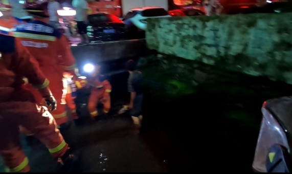 家养“在逃鸭子”引女子一头钻进“地下”?全村出动…… 家养“在逃鸭子”引女子一头钻进“地下”?全村出动……