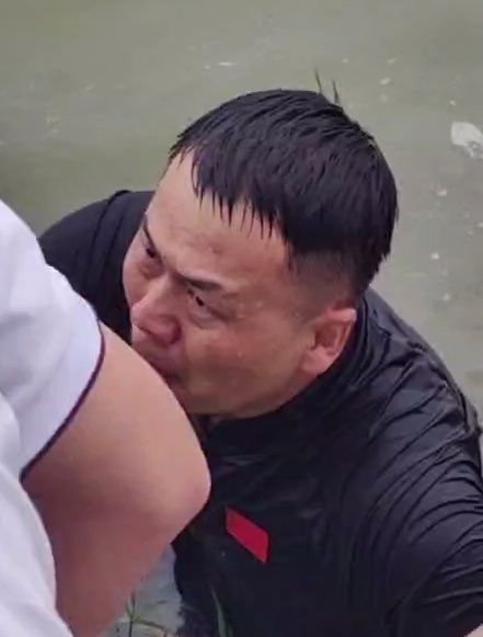 持续关注!“跪母救人”的英雄张伟归队 持续关注!“跪母救人”的英雄张伟归队