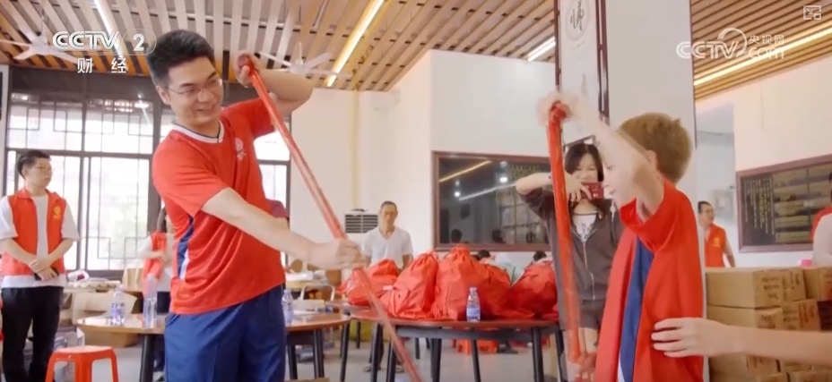 古老习俗“活”起来、“避暑+探险”“火”起来 暑期文旅热力全开 古老习俗“活”起来、“避暑+探险”“火”起来 暑期文旅热力全开