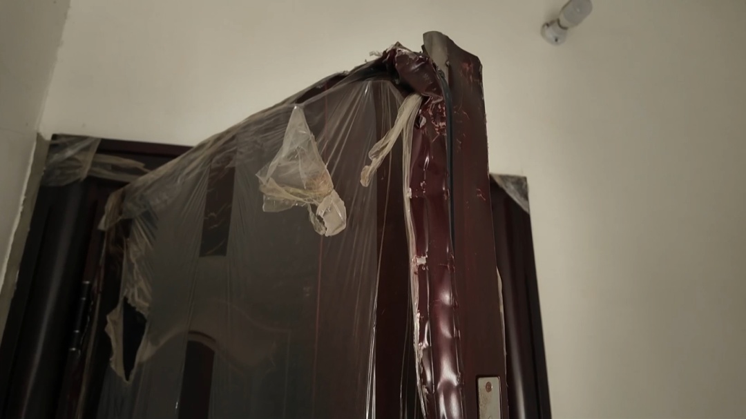 凌晨砸门换锁?30岁孙子讨要“彩礼”,7旬老人有家难回…… 凌晨砸门换锁?30岁孙子讨要“彩礼”,7旬老人有家难回……