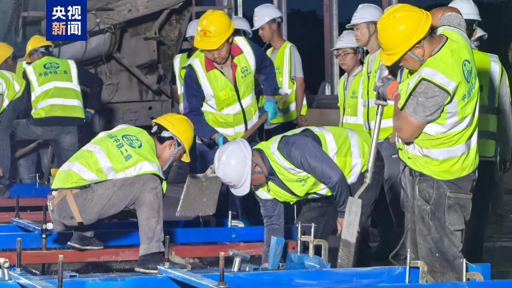 施工加速度 渝昆高铁云南段进入无砟轨道施工阶段 施工加速度 渝昆高铁云南段进入无砟轨道施工阶段