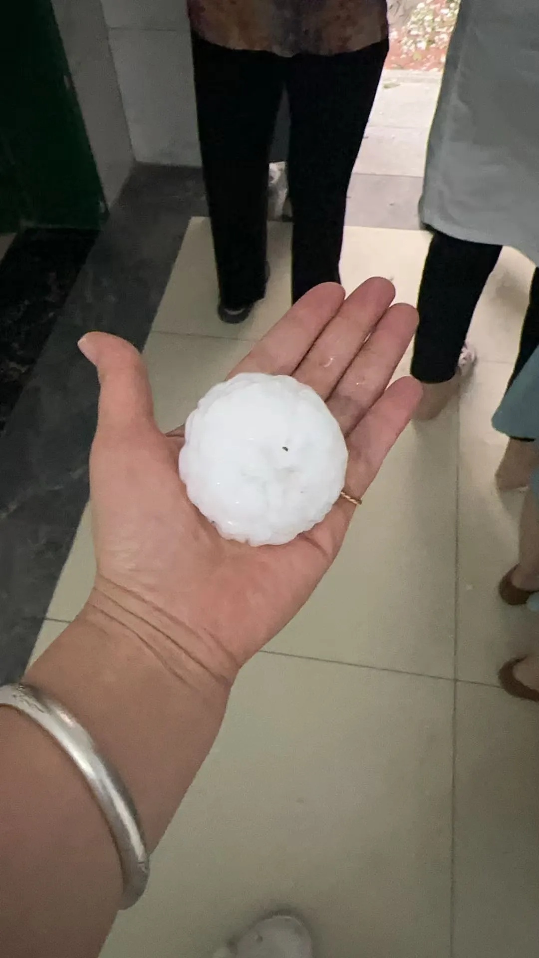 安徽一地突降冰雹！比鸡蛋还大