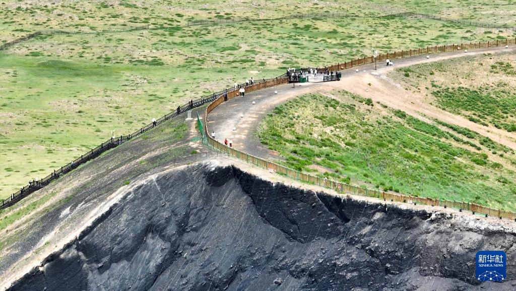 内蒙古乌兰察布：夏日火山引游人