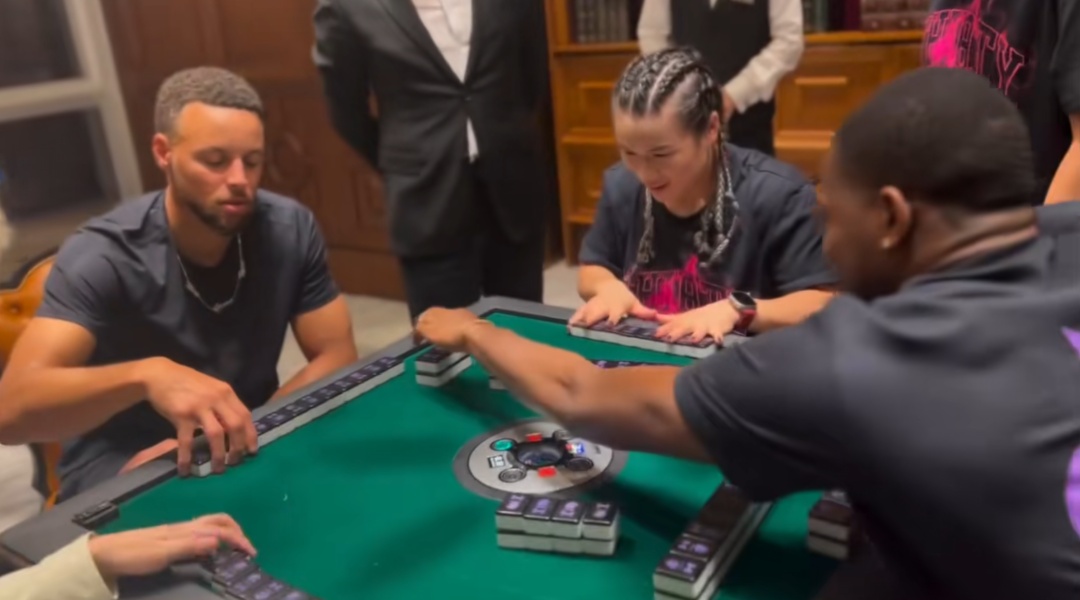 在上海,一群不懂中文的老外挤进麻将赛道,并彻底着迷!女演员一句话道出真谛→ 在上海,一群不懂中文的老外挤进麻将赛道,并彻底着迷!女演员一句话道出真谛→