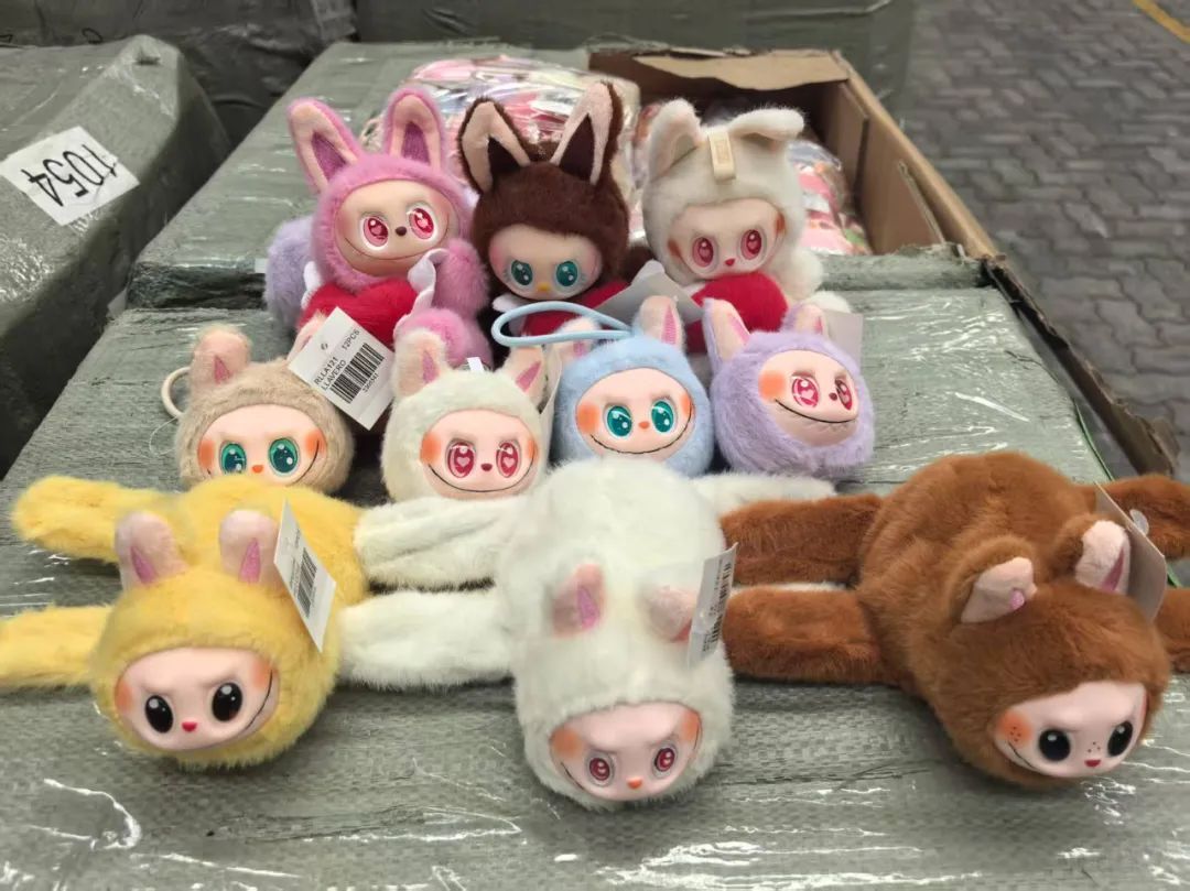 海关查获2万多个假Labubu 海关查获2万多个假Labubu