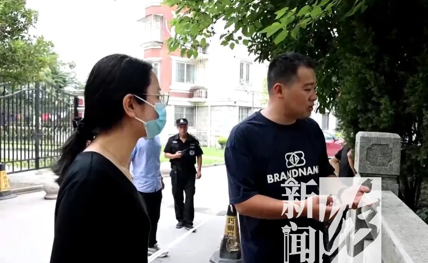 事发上海深夜!中年夫妻一起坠河,老公体重超200斤,幸得路人父子挺身而出生死营救 事发上海深夜!中年夫妻一起坠河,老公体重超200斤,幸得路人父子挺身而出生死营救