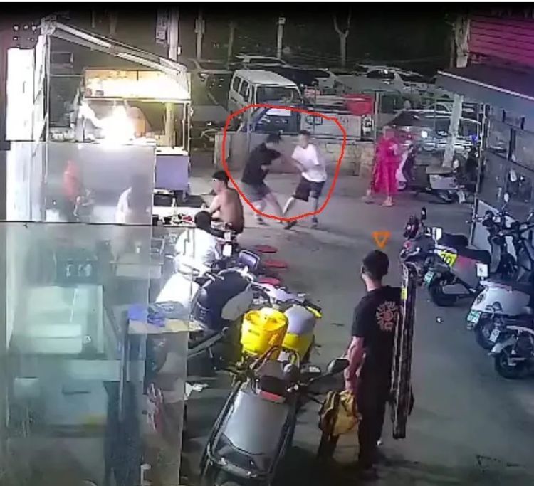 男子凌晨在郑州街头“抢小孩”,被众人摁倒?警方回应 男子凌晨在郑州街头“抢小孩”,被众人摁倒?警方回应