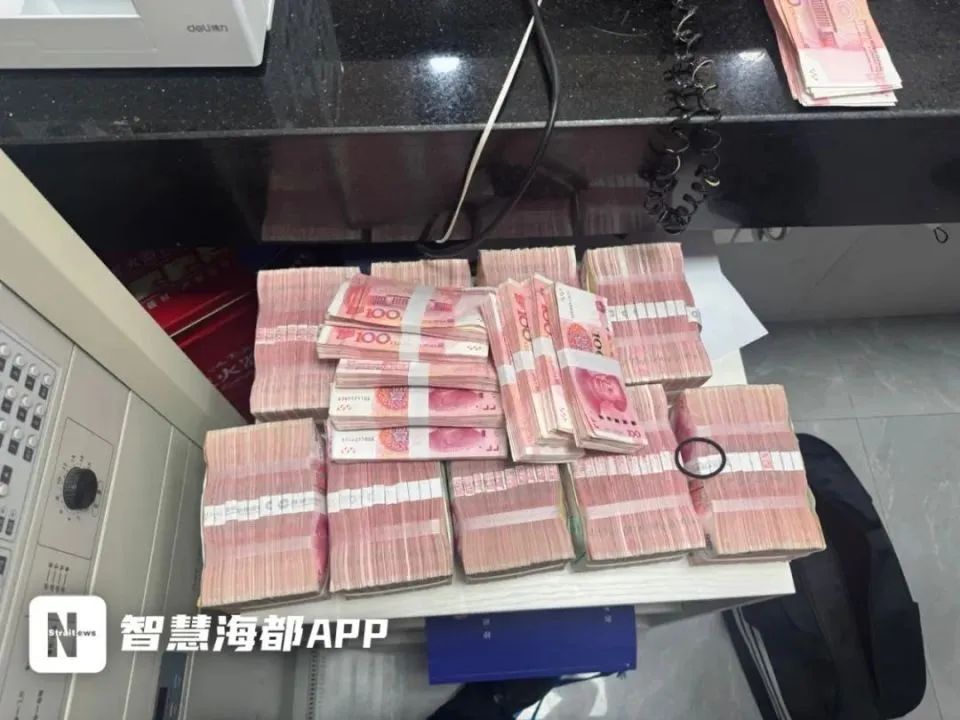 百万现金遗落在咖啡店！店员发现后报警，3小时后失主被找到