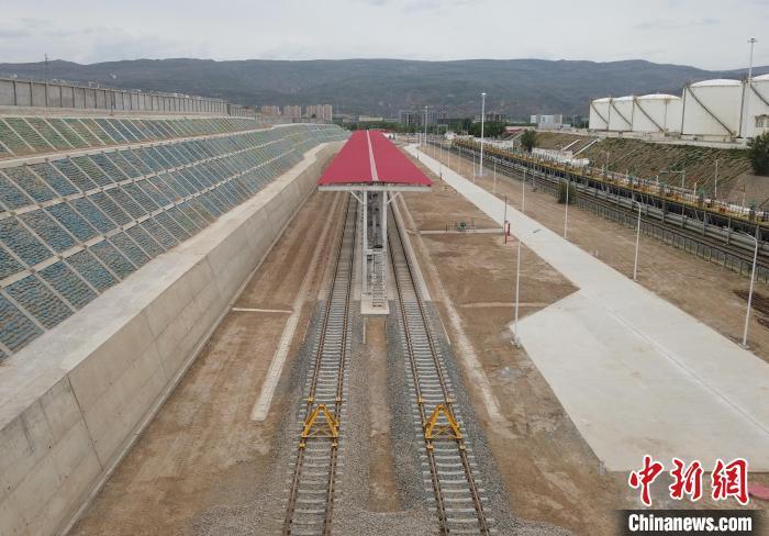 青藏高原首条航油铁路运输通道启用 青藏高原首条航油铁路运输通道启用