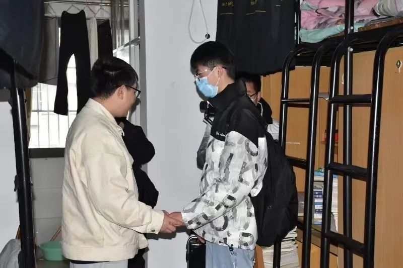 马云龙,大三时确诊白血病!今年,“以优异成绩毕业”→ 马云龙,大三时确诊白血病!今年,“以优异成绩毕业”→