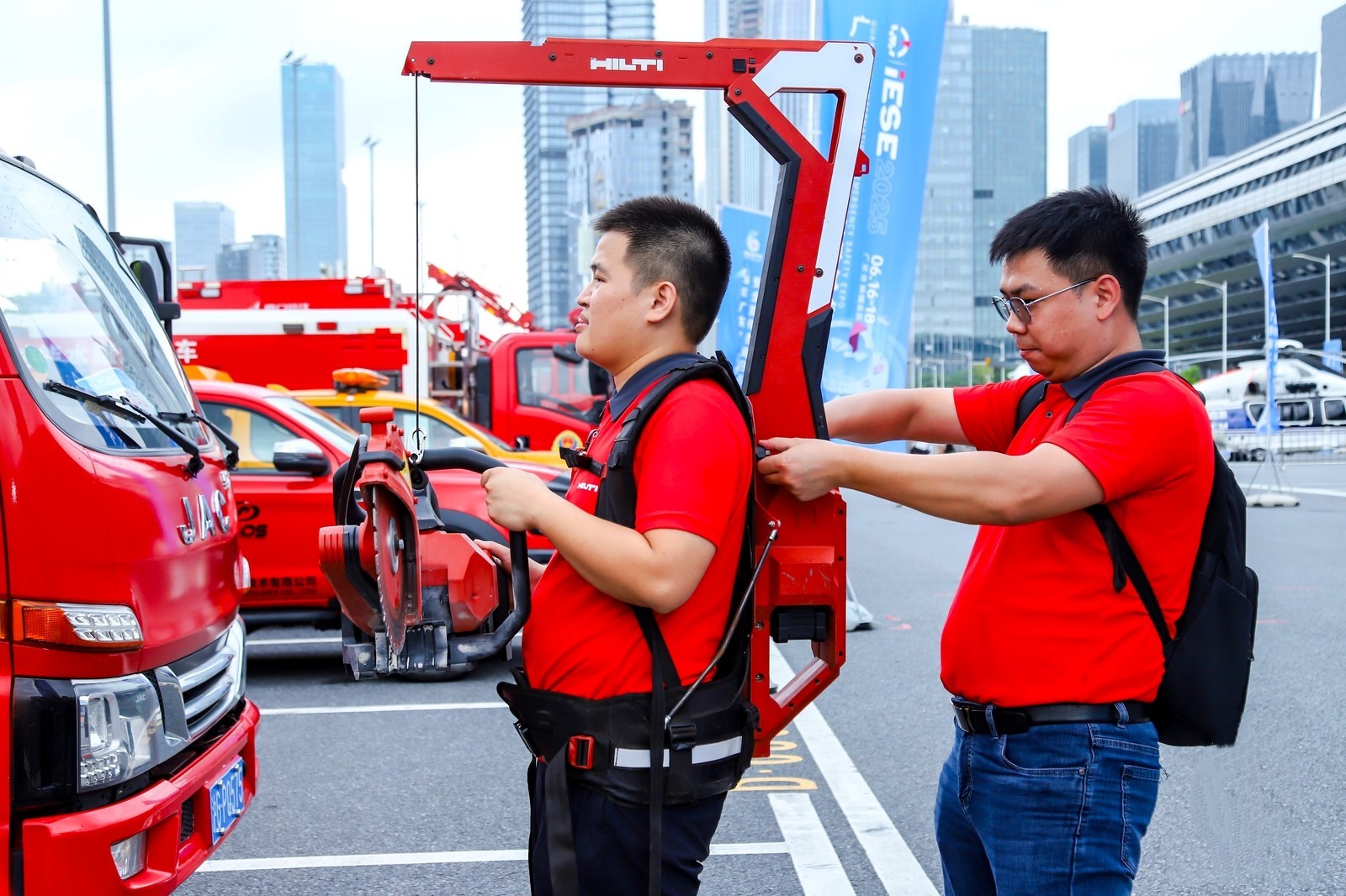 AR头盔、机器狗集中亮相 广东应急救援“黑科技”护航安全生产 AR头盔、机器狗集中亮相 广东应急救援“黑科技”护航安全生产