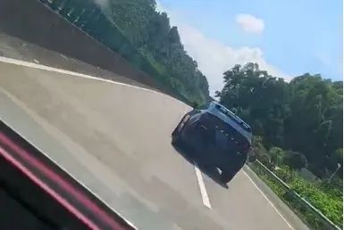 "路怒症"发作！越野车高速上疯狂别车