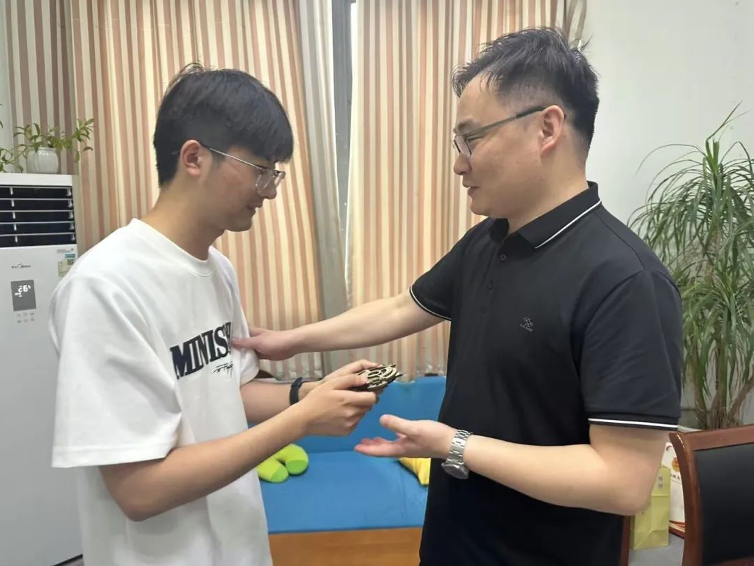 马云龙,大三时确诊白血病!今年,“以优异成绩毕业”→ 马云龙,大三时确诊白血病!今年,“以优异成绩毕业”→