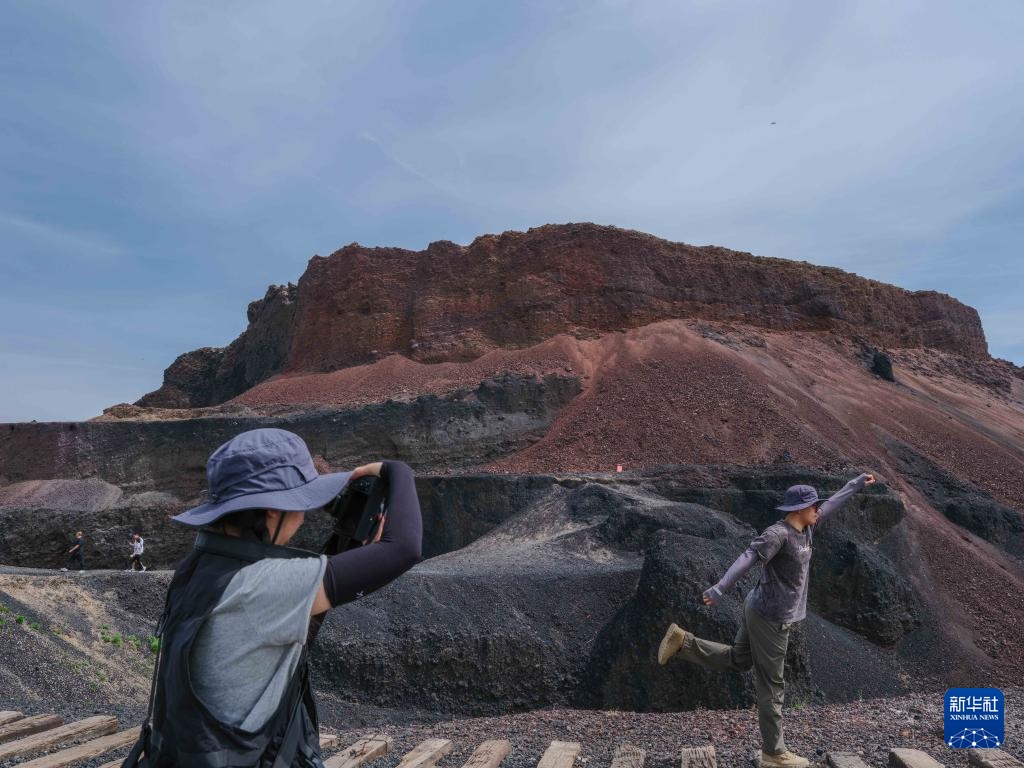 内蒙古乌兰察布：夏日火山引游人
