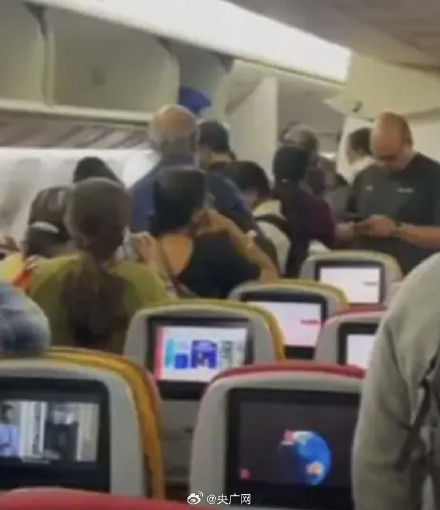 印度一航班引擎故障致乘客被迫下机 印度一航班引擎故障致乘客被迫下机